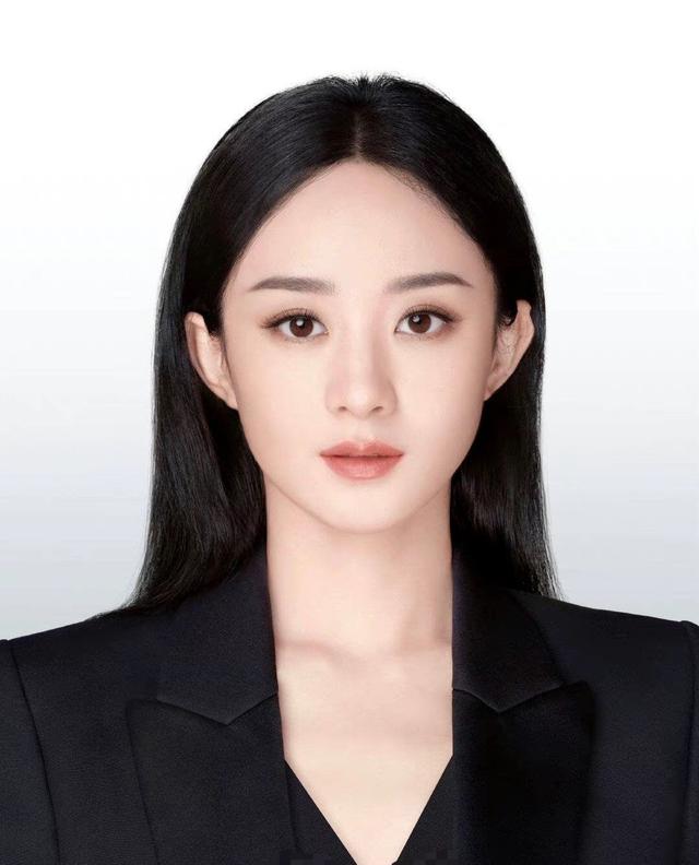 明星证件照曝光!赵丽颖穿黑西装太有dior范,换校园风更时尚开挂