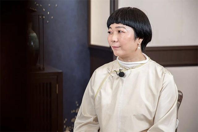 马秀慧：20岁为爱私奔，怀孕催债被羞辱，靠卖灯具起家后赚190亿