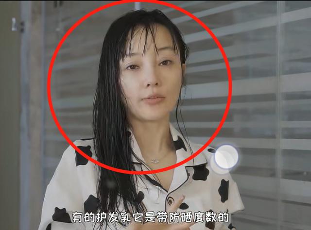 李小璐整容:39岁李小璐素颜录视频，整容痕迹太明显，不说差点以为是两个人