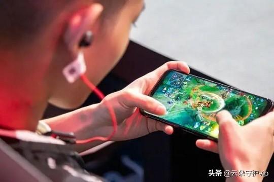 年轻人沉迷手机的原因(年轻人沉迷手机的原因英语作文)