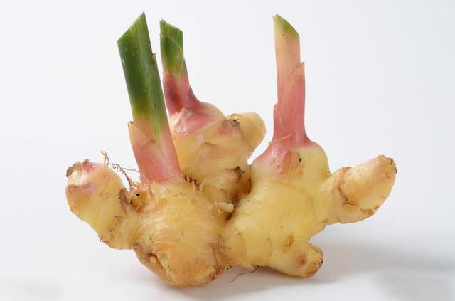 睡前用“生姜”涂抹脚底，一段时间后，或有这5大好处不约而至