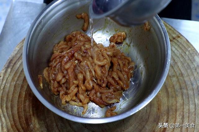 肉絲如何炒又滑又嫩？飯店大廚分享技巧，肉絲不干不柴如此簡單 健身 第4张