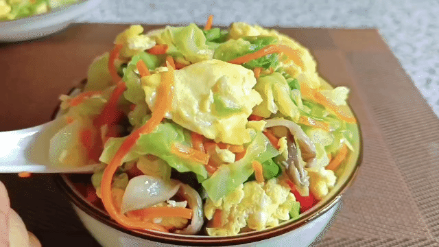 天冷给孩子吃什么好？记得用包菜和鸡蛋做道下饭菜，维生素U丰富