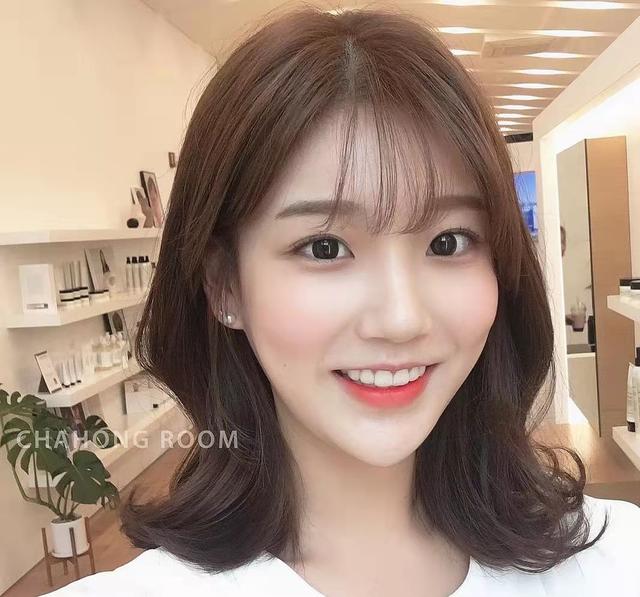 的一种自然的卷发发型,发尾呈现出自然的s形波纹,形状就像鱼尾一样