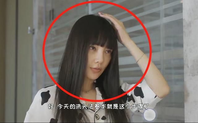 李小璐整容:39岁李小璐素颜录视频，整容痕迹太明显，不说差点以为是两个人