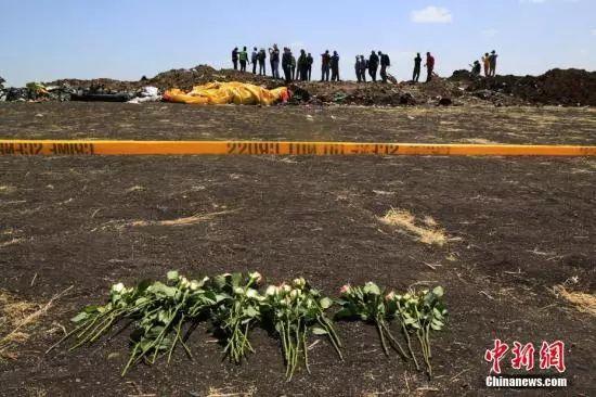 抑制不住的哭声...遇难者家人赴埃塞坠机现场“团聚”，现场发现的遗物让救援人员痛哭