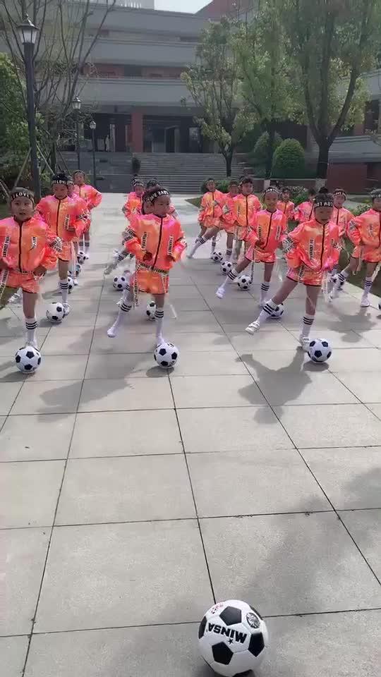 又一段中国足球操火了，背景乐是世界杯经典歌曲