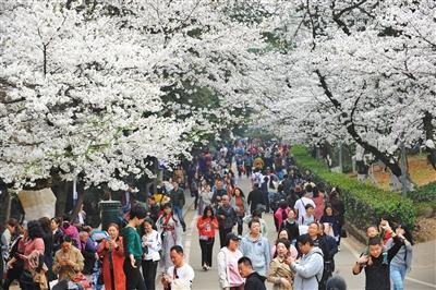 餐馆老板回应驱赶路边就餐志愿者