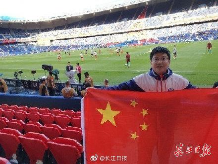 中国1:0南非：球迷很开心，五星红旗挥舞起来