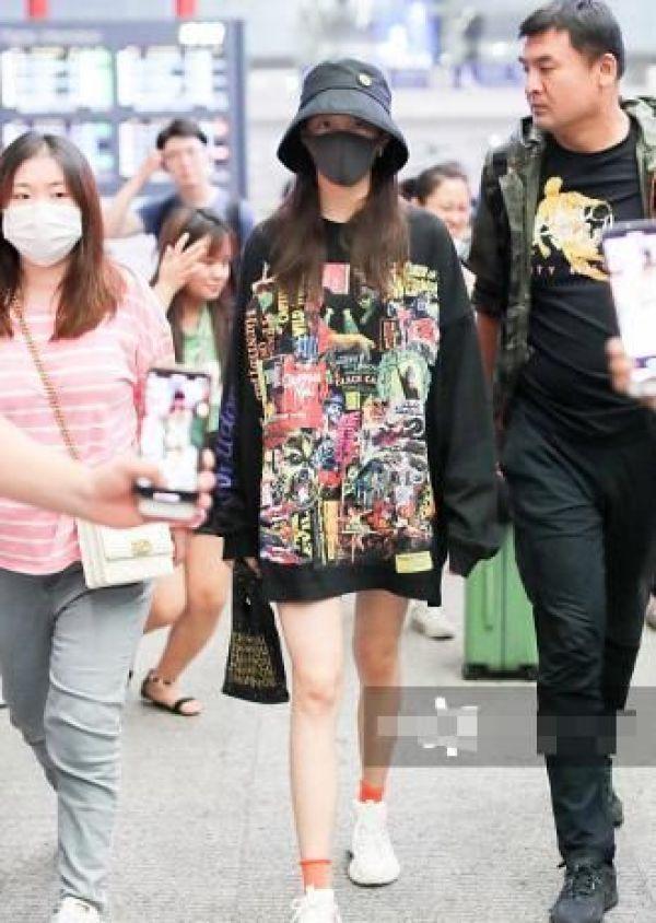 戴粉帽子的许佳琪好好看，肤白气质甜美，休闲装也挡不住的魅力