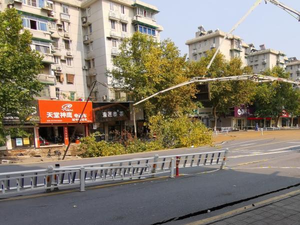杭州地铁施工致路面塌陷燃气泄漏，附近居民楼沉降住户已疏散