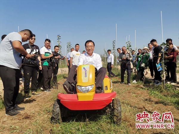 百年梨园的植保机械展