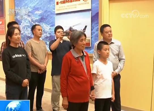 观看小康工程成就展