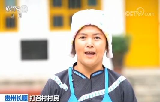观看小康工程成就展