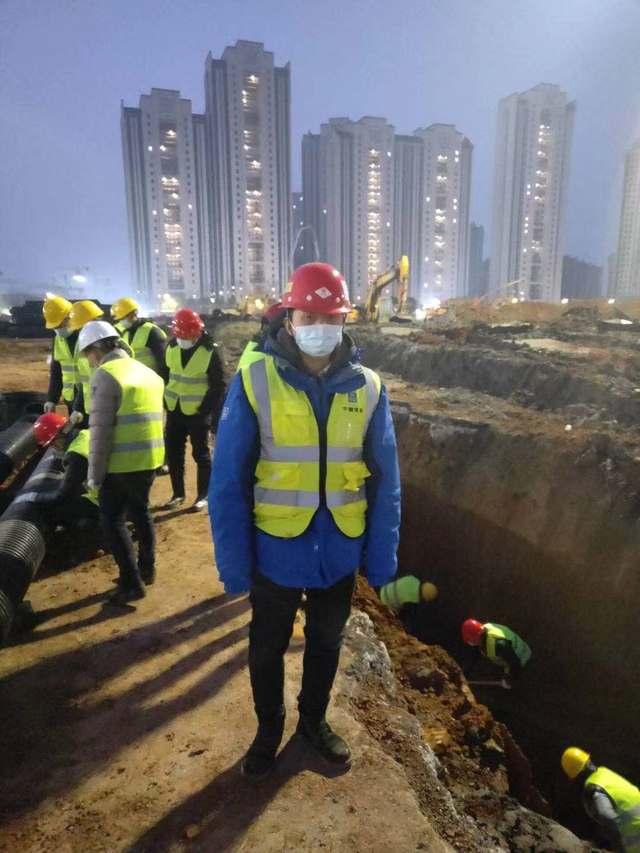 破碎机旁边按个啄木鸟
