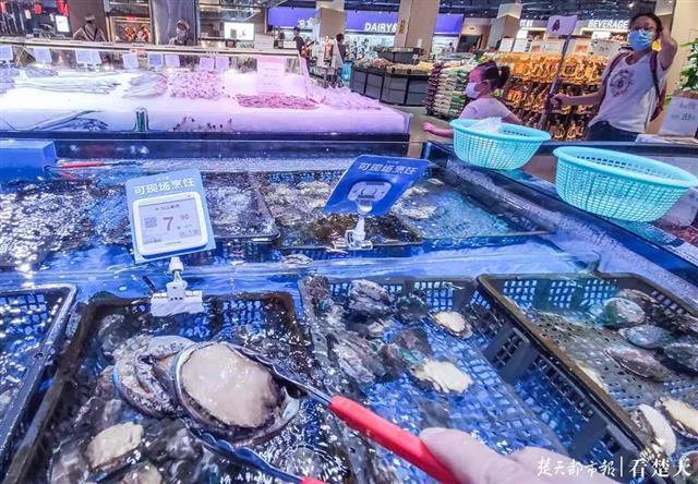 武汉市场来货增多：鲍鱼、生蚝、大扇贝等家常海鲜跌进“两元档”