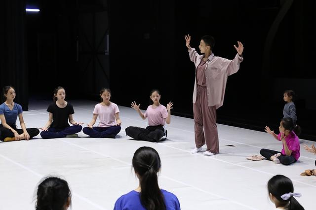台湾艺人阿丹:上海青舞节落幕：大师上小课，小舞者登大舞台