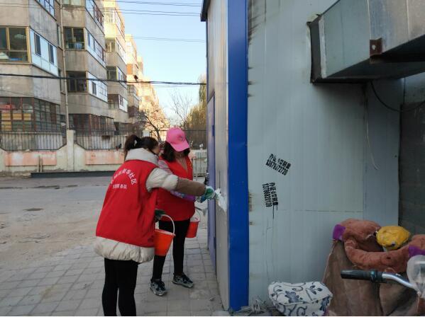 王芳妮:新华社区组织志愿者开展清理小广告活动