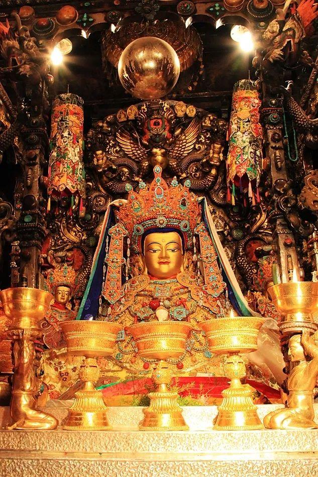 红宝石布达拉宫的所有灵塔更是花费30万吨黄金建成布达拉宫古拉萨人创