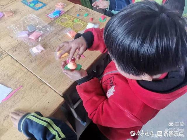 美工课上张老师买来三根彩绳(美工课上李老师买了3根彩绳)