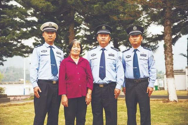 那个曾在警察父亲葬礼上哭泣的小男孩，也牺牲了