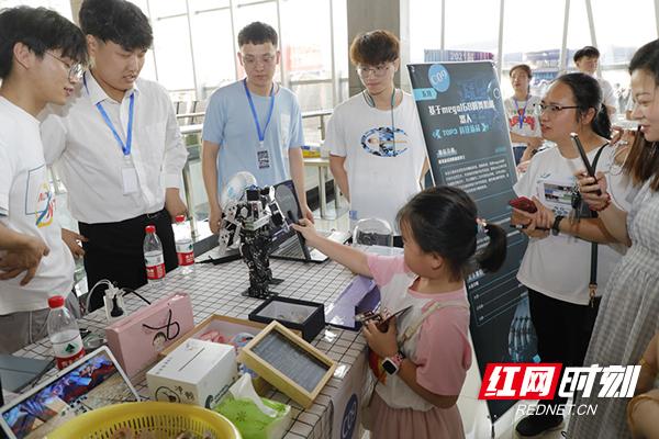 湖南工程学院服装毕业作品展