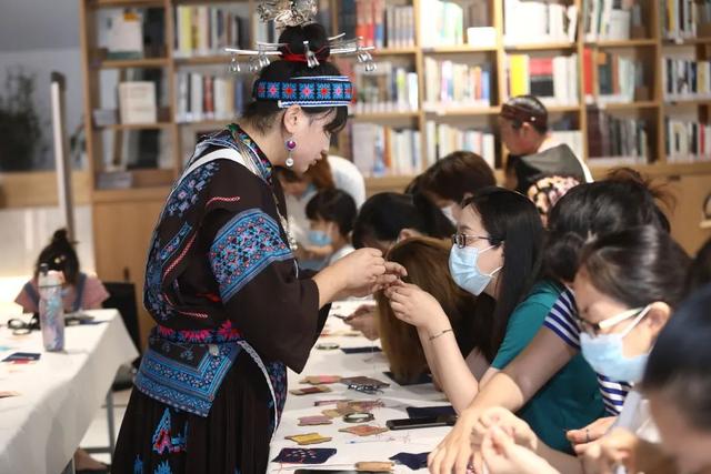 上海贵族宝贝论坛:穿在身上的史诗，浦东呈现“衣冠民尚”服饰工艺展