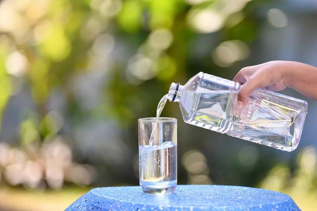 夏至时节：口渴才喝水、只喝白开水……这样对吗？
