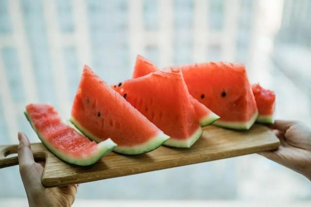 它被称为“瓜中之王”，但有用的瓜皮却被你扔了！西瓜皮这样吃，养生又美味