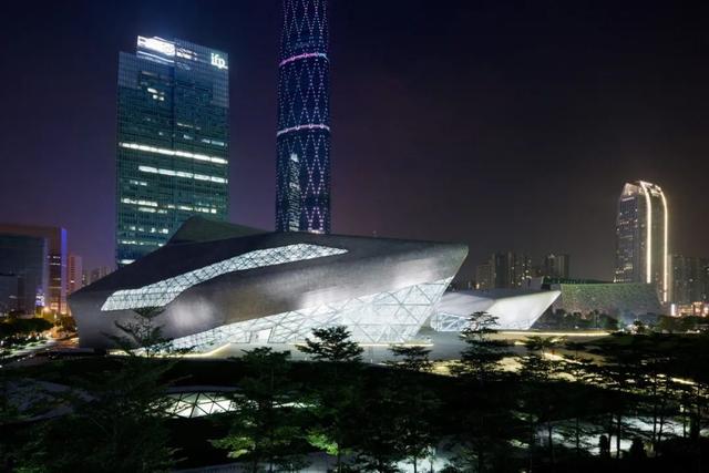 观展｜扎哈的作品来到了上海，她的建筑灵魂与人呢？