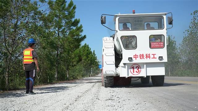 关于水泥路面共振破碎机出租的信息