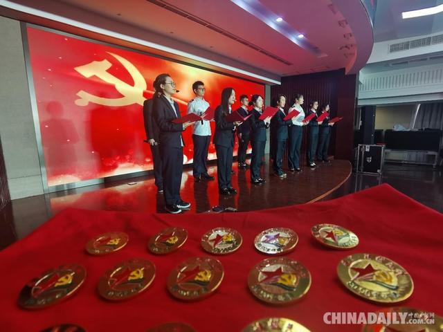 红色引擎工程宣传展版