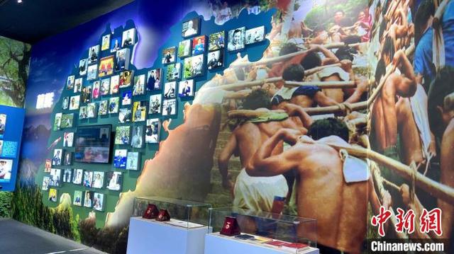 参观小康工程山东主题展