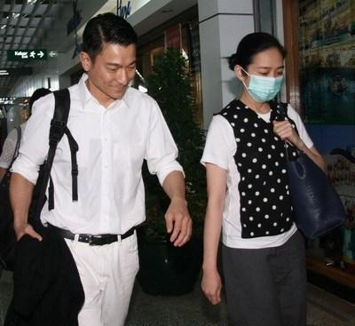 刘德华的年龄:刘德华出道40年，59岁依然拼搏在片场，称自己是会哭的普通人