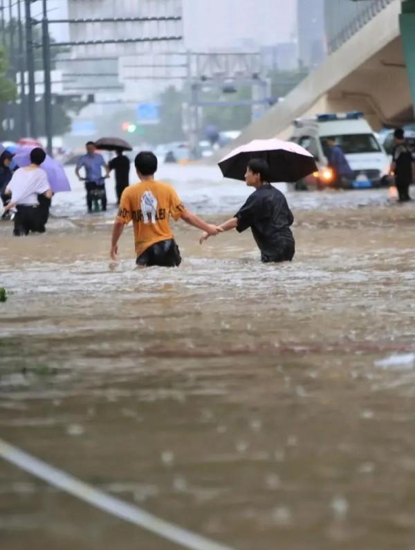 上海遭遇大风暴雨有方舱严重漏雨