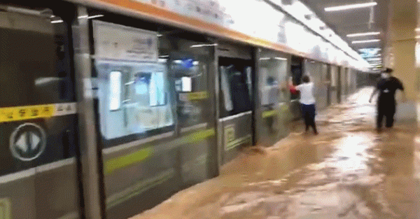 上海遭遇大风暴雨有方舱严重漏雨