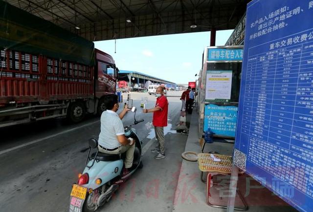 记者实地探访万邦农产品批发市场——“‘菜篮子’拎得稳装得满，没问题”3