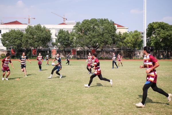 汗水浸泡防晒霜：上海女子橄榄球队的夏训影像……