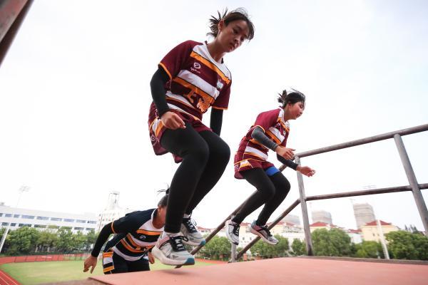 汗水浸泡防晒霜：上海女子橄榄球队的夏训影像……