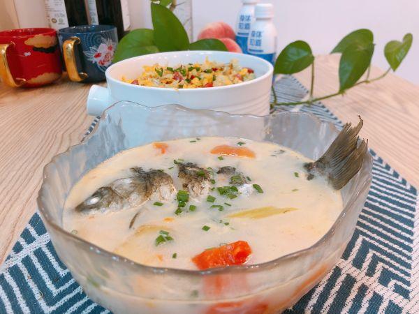 鲫鱼木瓜汤放什么材料？鲫鱼汤放木瓜可以吗，不了解的，快来