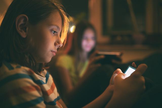 心理问答｜姐姐是爸妈的乖孩子，妹妹是不乖的网瘾少女