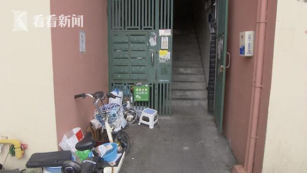 上海贵族宝贝论坛:垃圾堆到楼道外！上海一老太太有4套房却囤废品上瘾