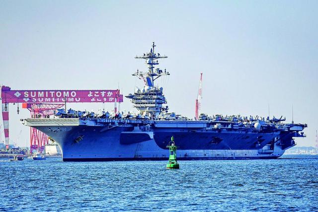 “史上最强航母”停靠日本横须贺基地