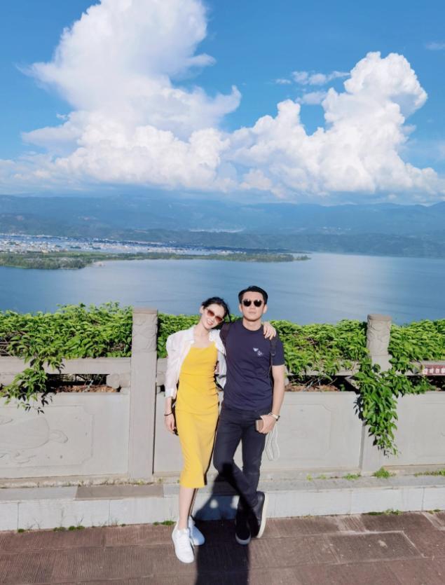 苗苗与郑恺出游，产后身材纤细皮肤白到发光，夫妻俩牵手搭肩好甜蜜