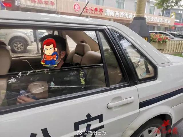 小伙当街抱住交警不松手，原因意外……
