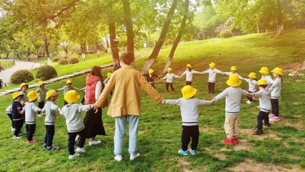 深度教研｜“动态回应”区域游戏中的幼儿