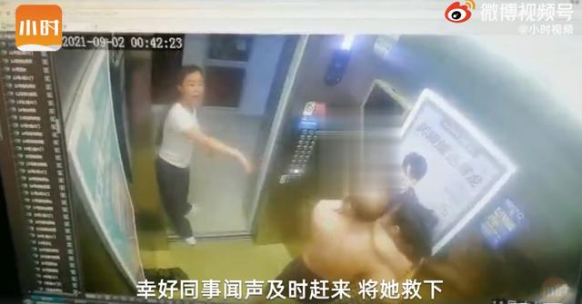 拘留！光膀男子凌晨在电梯里侵犯女子，还谎称这是我老婆！监控录下可怕瞬间