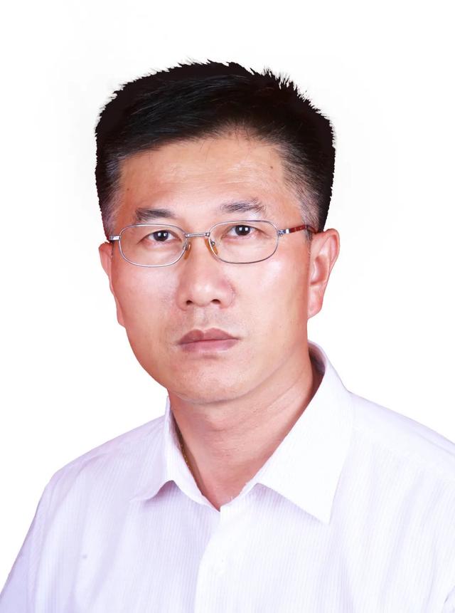 王培华,男,汉族,1971年7月生,上海人.工程学士.