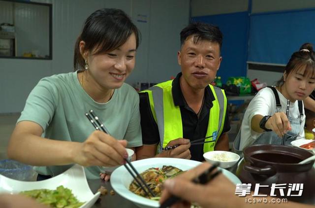 工地上的“中秋家宴”，充满家的味道