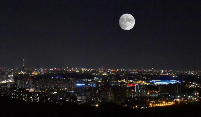 今年中秋朋友圈晒月亮大赛，冠军已提前内定